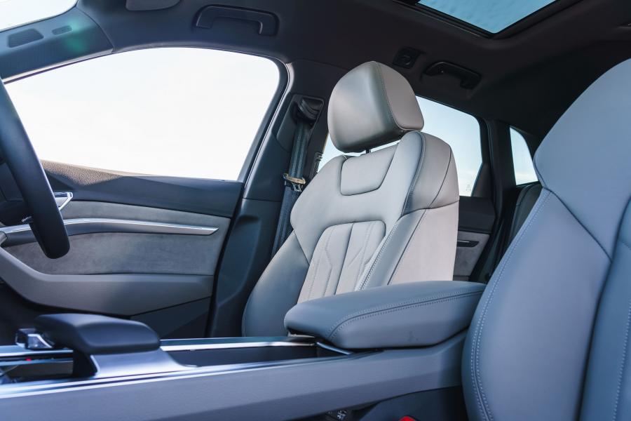 Интерьер Audi e-tron 55 Quattro 2019 года  (UK) (фото 24 из 40)